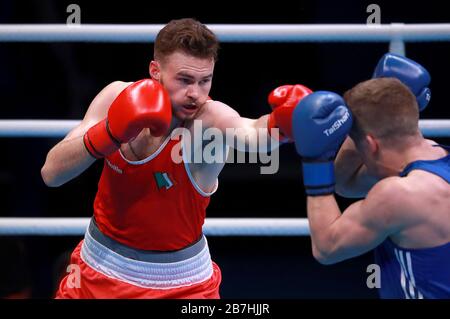 Michael Nevin (a sinistra) e Max Van der Pas di Netherland si sfidano nelle eliminatorie del concorso Men's Middleweight durante il terzo giorno della Boxing Road a Tokyo 2020, evento olimpico di qualificazione presso la Copper Box Arena di Londra. Foto Stock