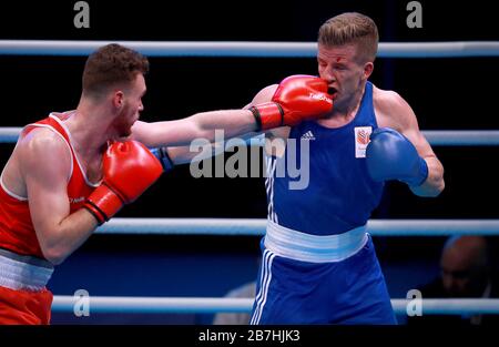 Michael Nevin (a sinistra) e Max Van der Pas di Netherland si sfidano nelle eliminatorie del concorso Men's Middleweight durante il terzo giorno della Boxing Road a Tokyo 2020, evento olimpico di qualificazione presso la Copper Box Arena di Londra. Foto Stock