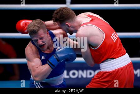 I Max Van der Pas (a sinistra) e Michael Nevin d'Irlanda competono nelle eliminatorie del concorso Men's Middleweight durante il terzo giorno della Boxing Road a Tokyo 2020, evento olimpico di qualificazione presso la Copper Box Arena di Londra. Foto Stock