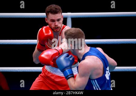 Michael Nevin (a sinistra) e Max Van der Pas di Netherland si sfidano nelle eliminatorie del concorso Men's Middleweight durante il terzo giorno della Boxing Road a Tokyo 2020, evento olimpico di qualificazione presso la Copper Box Arena di Londra. Foto Stock