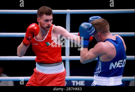 Michael Nevin (a sinistra) e Max Van der Pas di Netherland si sfidano nelle eliminatorie del concorso Men's Middleweight durante il terzo giorno della Boxing Road a Tokyo 2020, evento olimpico di qualificazione presso la Copper Box Arena di Londra. Foto Stock