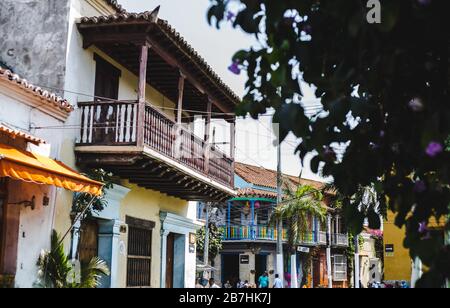 Porte e balconi della famosa Plaza de la Trinidad, una piazza nel quartiere Getsemani di Cartagena de Indias, Colombia Foto Stock