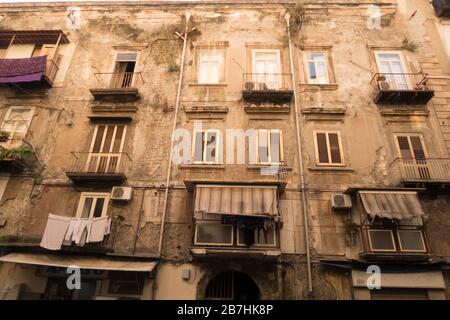 Un vecchio e derelict condominio nel centro di Napoli, Italia. Foto Stock