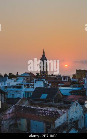 Skyline della torre dell'orologio di Cartagena de Indias, Colombia, durante un bellissimo tramonto Foto Stock