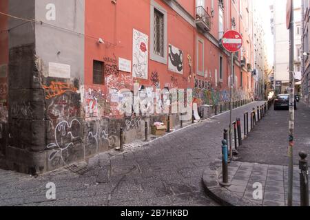 Una strada vuota con graffiti sulle mura nel centro di Napoli. Foto Stock