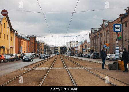 Binari ferroviari leggeri nel mezzo di una strada centrale della città a riga, Lettonia Foto Stock