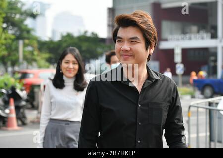 Ex membro del Future Forward Party dissolto, Piyabutr Saengkanokkul visita la stazione di polizia di Pathumwan per negare le accuse di aver organizzato un rally politico lo scorso anno. Foto Stock