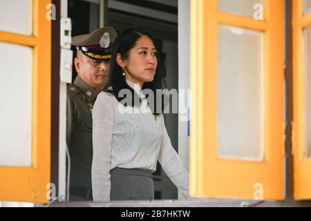 Ex membro del Future Forward Party dissolto, Pannika Wanich visita la stazione di polizia di Pathumwan per negare le accuse di aver organizzato un raduno politico lo scorso anno. Foto Stock