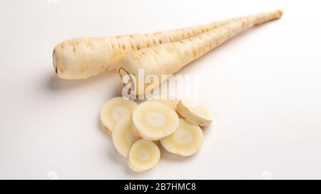 Concetto di prodotti naturali. Rafano intero e fette di daikon Foto Stock