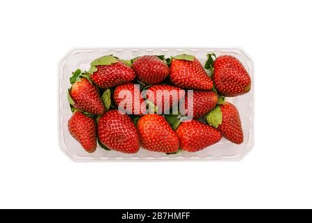 Contenitore in plastica con fragole isolate su fondo bianco. Frutti di bosco freschi e maturi nel pacchetto. Vista dall'alto, disposizione piatta. Foto Stock