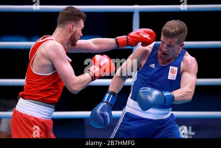 L'irlandese Michael Nevin (a sinistra) e il Netherland's Max Van der Pas gareggiano nelle eliminatorie della competizione Men's Middleweight durante il terzo giorno della boxing Road to Tokyo 2020, evento olimpico di qualificazione alla Copper Box Arena di Londra. Foto Stock