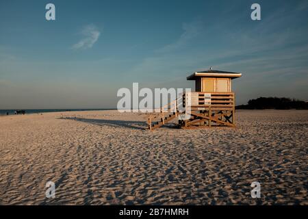 Una stazione di bagnino si trova vacante su una spiaggia vuota su Lido Key, Sarasota Florida, il 16 marzo 2020. Foto Stock