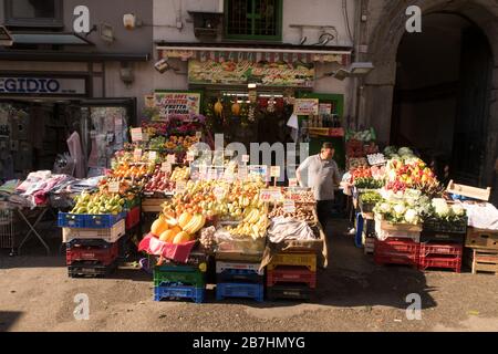 Una bancarella di frutta e verdura in un mercato nel quartiere Sanitá di Napoli Foto Stock