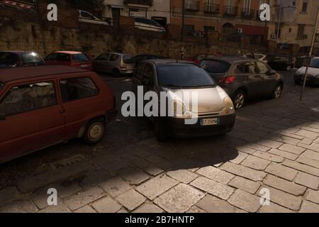 Un'auto parcheggiata male che monta il marciapiede in via Napoli Foto Stock