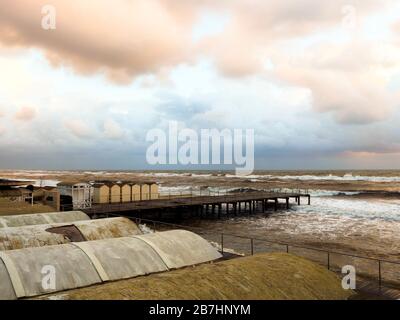 Molo in legno sulla costa del Lido di Ostia - Roma, Italia Foto Stock