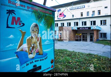 Una carovana dipinta fa pubblicità ai clienti per una discoteca nella vecchia forza attraverso gli edifici di gioia a Prora sull'isola di Ruegen. Foto Stock