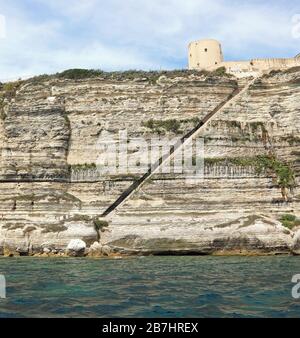 Lunga scalinata sulle rocce dei Re Aragoni a Bonifacio Città in Corsica in Francia e il mare Mediterraneo Foto Stock