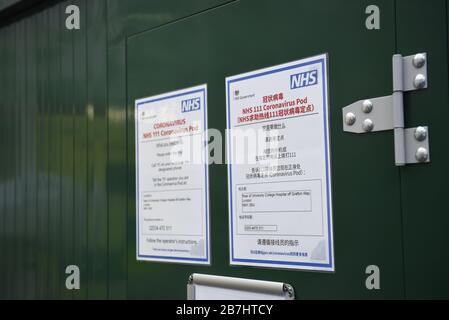 Cartello per coronavirus sulla porta all'esterno di un ospedale nel Regno Unito Foto Stock
