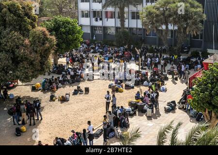 Dakar, Senegal. 17 marzo 2020. (200316) -- DAKAR, 16 marzo 2020 (Xinhua) -- gli studenti aspettano di lasciare la Cheikh Anta Diop University di Dakar a Dakar, Senegal, 16 marzo 2020. Il Senegal, il secondo paese più colpito dell’Africa sub-sahariana, ha riportato 26 casi di COVID-19, tra cui due dichiarati curati e dimessi dall’ospedale. Il Presidente senegalese Macky Sall ha annunciato il 14 marzo di vietare tutti gli eventi pubblici sul territorio senegalese per un periodo di 30 giorni come misura per combattere il COVID-19 nel paese dell'Africa occidentale. Credit: Xinhua/Alamy Live News Foto Stock