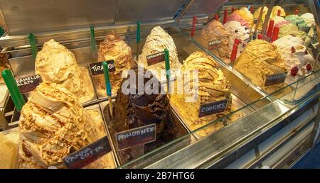 FIRENZE ITALIA LE NUMEROSE VARIETÀ DI OTTIMI GELATI O GELATI ITALIANI Foto Stock