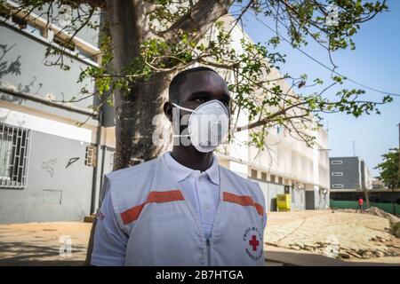 Dakar, Senegal. 17 marzo 2020. (200316) -- DAKAR, 16 marzo 2020 (Xinhua) -- Foto scattata il 16 marzo 2020, mostra un volontario della Croce Rossa senegalese all'Università Cheikh anta Diop di Dakar a Dakar, Senegal. Il Senegal, il secondo paese più colpito dell’Africa sub-sahariana, ha riportato 26 casi di COVID-19, tra cui due dichiarati curati e dimessi dall’ospedale. Il Presidente senegalese Macky Sall ha annunciato il 14 marzo di vietare tutti gli eventi pubblici sul territorio senegalese per un periodo di 30 giorni come misura per combattere il COVID-19 nel paese dell'Africa occidentale. Credit: Xinhua/Alamy Live News Foto Stock