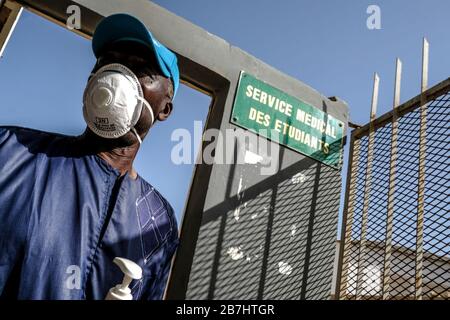 Dakar, Senegal. 17 marzo 2020. (200316) -- DAKAR, 16 marzo 2020 (Xinhua) -- UN volontario dà i sanitizers della mano davanti all'ufficio medico all'università di Cheikh Anta Diop di Dakar in Dakar, Senegal, 16 marzo 2020. Il Senegal, il secondo paese più colpito dell’Africa sub-sahariana, ha riportato 26 casi di COVID-19, tra cui due dichiarati curati e dimessi dall’ospedale. Il Presidente senegalese Macky Sall ha annunciato il 14 marzo di vietare tutti gli eventi pubblici sul territorio senegalese per un periodo di 30 giorni come misura per combattere il COVID-19 nel paese dell'Africa occidentale. Credito: Xinhua/Ala Foto Stock