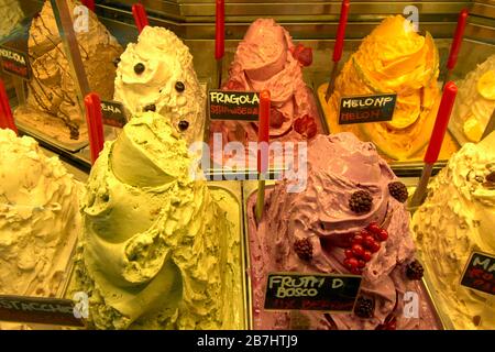FIRENZE ITALIA LE NUMEROSE VARIETÀ DI SUPERBI GELATI ITALIANI Foto Stock
