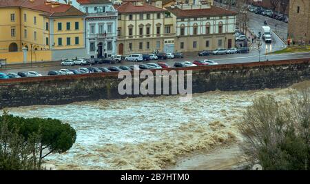 FIRENZE ITALIA VISTA DELLE RIVE DEL FIUME E UNO SBARRAMENTO IL FIUME ARNO IN PIENA Foto Stock
