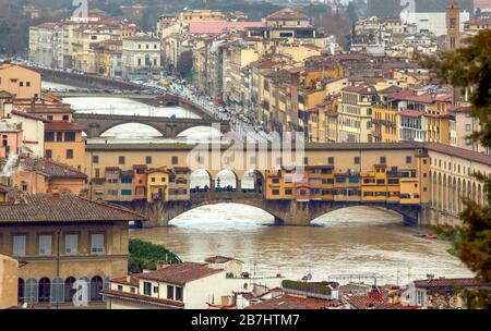 FIRENZE ITALIA VISTA SULLA CITTÀ E LE RIVE DEL FIUME ARNO IN PIENA SOTTO I PONTI Foto Stock