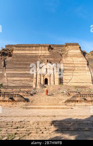 Monaco buddista che cammina oltre l'ingresso sud del Maingun Pahtodawgyi, Mingun, regione di Mandalay, Myanmar Foto Stock