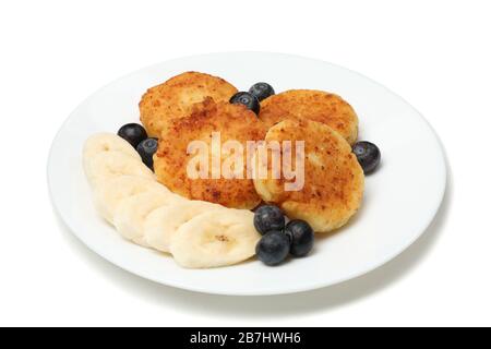 Piatto con deliziose frittelle di formaggio isolato su sfondo bianco Foto Stock