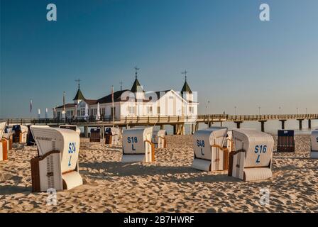 Sedie da spiaggia in vimini e Seebrücke pier in Ahlbeck sull isola di Usedom nel Meclemburgo-Pomerania Occidentale, Germania Foto Stock