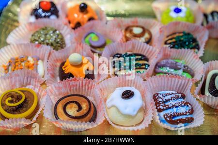 Collezione di colorati souvenir in vetro di Murano a forma di caramelle o dessert fatti a mano in un negozio a Venezia Foto Stock