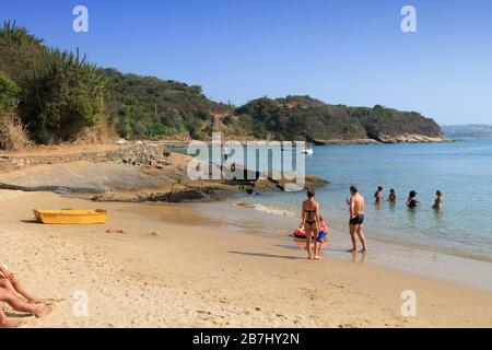 BUZIOS, Brasile - 16 ottobre 2014: la gente visita alla spiaggia di Ferradura a Buzios, stato di Rio de Janeiro in Brasile. Il Brasile ha avuto 5.17 milioni di visitatori nel 2012 Foto Stock