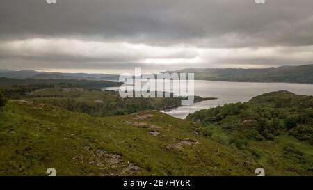 Loch Torridon, Highlands scozzesi. Una vista aerea sul lago di mare nel nord-ovest della Scozia con il sole che lotta per rompere attraverso le nuvole. Foto Stock