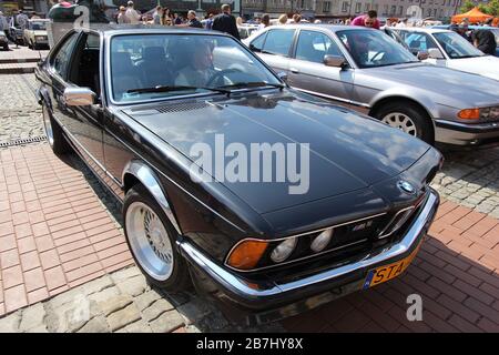 BYTOM, POLONIA - 12 SETTEMBRE 2015: Persone a piedi da BMW M6 (E24) durante il 12 ° storico veicolo Rally a Bytom. La parata annuale dei veicoli è una delle principali Foto Stock