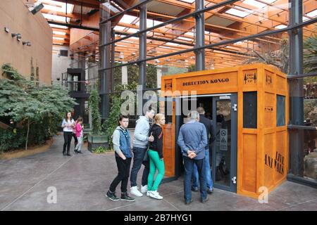 WROCLAW, Polonia - 31 gennaio 2015: la gente visita Afrykarium a Wroclaw Zoo. Afrykarium è un albergo di nuova costruzione (2014) Africano pavilion con alcuni 100 animale s Foto Stock