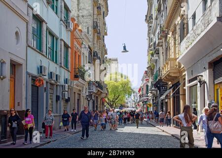 street scene; San Telmo; paesaggio urbano; ciottoli, vecchi edifici, persone a piedi, sole, ombra, Sud America; Buenos Aires; Argentina; estate Foto Stock