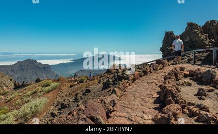 Vista aerea del Parco Nazionale Caldera de Taburiente, cratere vulcanico visto dalla cima di montagna del punto panoramico Roque de los Muchachos. El Hierro su hori Foto Stock