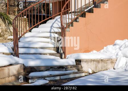 Le scale innevate della casa sono molto pericolose per gli anziani. Foto Stock