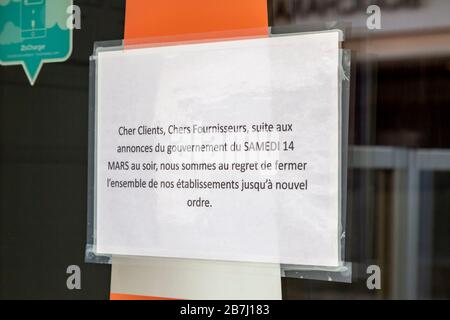 Chartres, Francia - 15 marzo 2020: Immagine di un avviso francese all'ingresso di un ristorante, poche ore dopo che il governo ha ordinato il blocco parziale Foto Stock