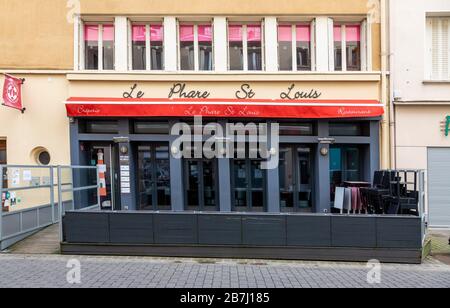 Chartres, Francia - 15 marzo 2020: Immagine del ristorante le Phare St. Louis chiuso insolitamente in questo momento, dopo che il governo francese ha ordinato Foto Stock