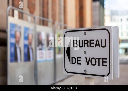 Chartres, Francia - 15 marzo 2020: Immagine di un segno guida per un segrete elettorale in Francia durante il primo turno delle elezioni comunali francesi del mese di marzo Foto Stock