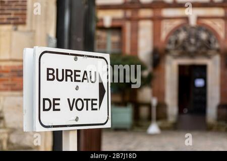 Chartres, Francia - 15 marzo 2020: Immagine di un segno guida per un segrete elettorale in Francia durante il primo turno delle elezioni comunali francesi del mese di marzo Foto Stock