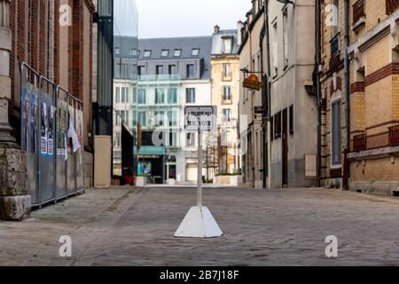 Chartres, Francia - 15 marzo 2020: Immagine di un segno guida per un segrete elettorale in Francia durante il primo turno delle elezioni comunali francesi del mese di marzo Foto Stock