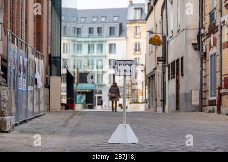 Chartres, Francia - 15 marzo 2020: Immagine di un segno guida per un segrete elettorale in Francia durante il primo turno delle elezioni comunali francesi del mese di marzo Foto Stock