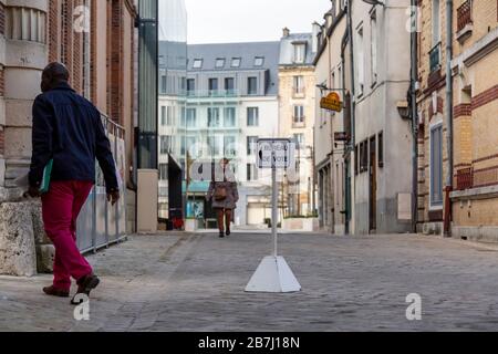 Chartres, Francia - 15 marzo 2020: Immagine di un segno guida per un segrete elettorale in Francia durante il primo turno delle elezioni comunali francesi del mese di marzo Foto Stock