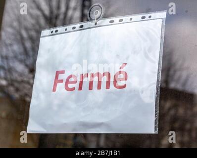 Chartres, Francia - 15 marzo 2020: Immagine di un avviso francese "chiuso" sulla porta di un ristorante di solito aperto poche ore dopo l'ordere del governo Foto Stock