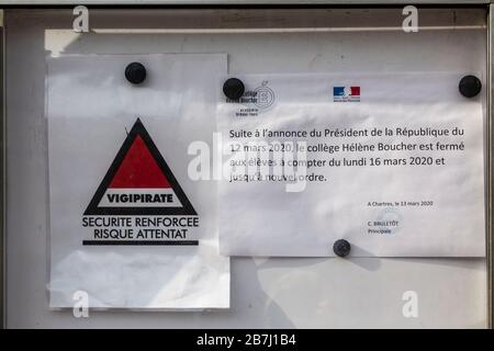 Chartres, Francia - 15 marzo 2020: Immagine di un avviso francese all'ingresso di una scuola poche ore dopo che il governo ha ordinato il blocco parziale b Foto Stock