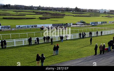 Racegoers che guarda il Cotswold Hereford Standard Open NH Flat Race all'ippodromo di Hereford. Foto Stock